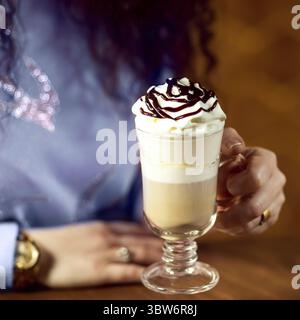 Mädchen, das Milchshake aus der Nähe hält Stockfoto