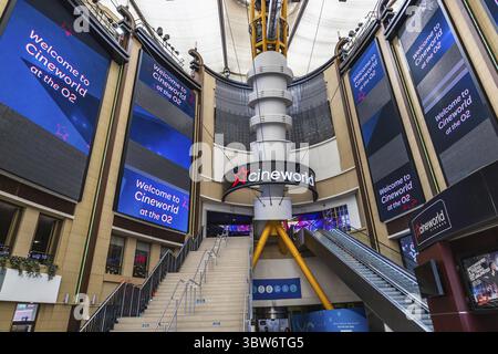 Cineworld in der O2 Arena bietet ikonische Theateratmosphäre mit lebendigen Displays und eleganter moderner Architektur. London, UK, 29. Juni 2023 Stockfoto