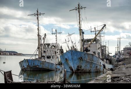 Ein altes Schiff ohne Menschen lief während des Krieges mit Russland in der Ukraine auf Grund Stockfoto