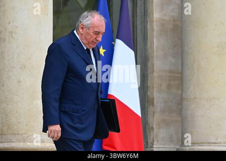 Paris, Frankreich. Juli 2025. Premierminister Francois Bayrou verließ den Ministerrat am 16. Juli 2025 im Elysee-Palast in Paris. - 16/07/2025 - France/Ile-de-France (Region)/Paris - Julien Mattia/Le Pictorium Credit: LE PICTORIUM/Alamy Live News Stockfoto