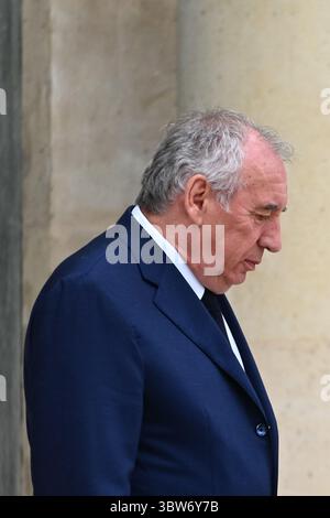 Paris, Frankreich. Juli 2025. Premierminister Francois Bayrou verließ den Ministerrat am 16. Juli 2025 im Elysee-Palast in Paris. - 16/07/2025 - France/Ile-de-France (Region)/Paris - Julien Mattia/Le Pictorium Credit: LE PICTORIUM/Alamy Live News Stockfoto
