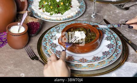 Frau, die Dolma isst, aserbaidschanische Mahlzeit, Blick von oben Stockfoto
