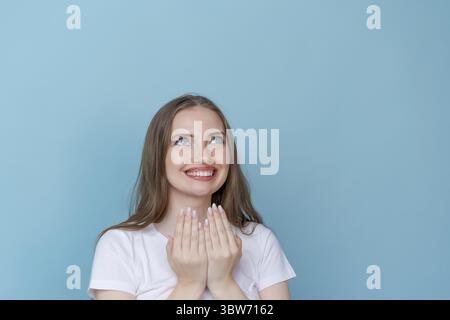 Selbstvertrauen Porträt charmante lockige Frau in trendigen Kleidern, die breit lächelt Stockfoto