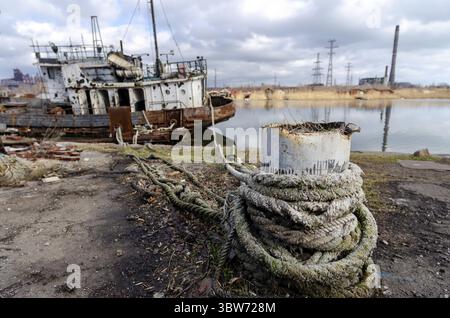 Ein altes Schiff ohne Menschen lief während des Krieges mit Russland in der Ukraine auf Grund Stockfoto