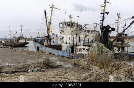 Ein altes Schiff ohne Menschen lief während des Krieges mit Russland in der Ukraine auf Grund Stockfoto