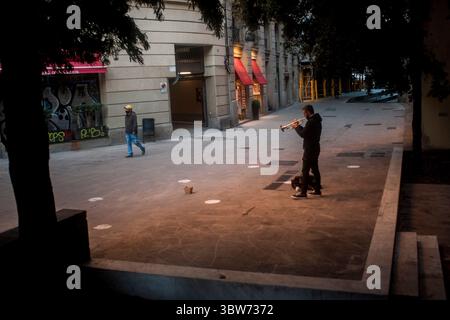 11. November 2020, Barcelona, Katalonien, Spanien: Fabrizio, aus Sizilien, der seit zwei Jahren in Barcelona ist, spielt Trompete in der Innenstadt und versucht, etwas Geld zu verdienen. Ab dem 23. November wird Spanien einen negativen PCR-Test von Reisenden aus Ländern mit hohem Risiko verlangen; die Maßnahme betrifft Einwohner aus den meisten EU-Mitgliedstaaten. (Bild: © Jordi Boixareu/ZUMA Wire) Stockfoto