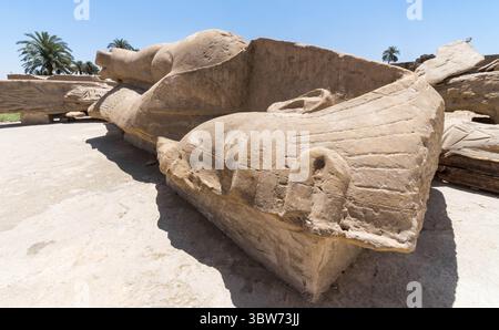 Eine alte Statue des Pharao liegt auf dem Boden in einem Karnak-Tempel in Luxor in Ägypten Stockfoto