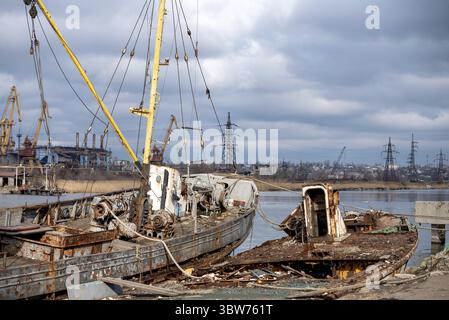 Ein altes Schiff ohne Menschen lief während des Krieges mit Russland in der Ukraine auf Grund Stockfoto