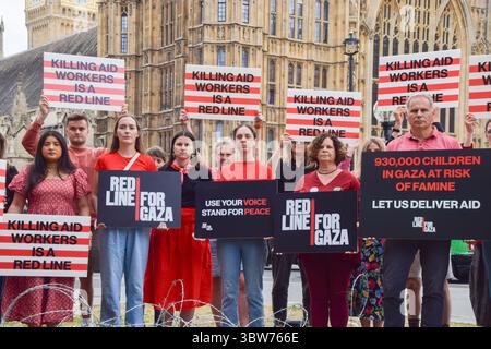 London, Großbritannien. Juli 2025. Aktivisten protestieren vor dem parlament gegen die Ermordung von Hilfskräften in Palästina durch israelische Streitkräfte. Die Aktion ist Teil der laufenden Protestserie "Rote Linie für Gaza". Quelle: Vuk Valcic/Alamy Live News Stockfoto
