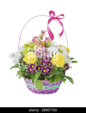 Schönen Blumenstrauß aus verschiedenen Blumen im Korb mit einer roten Schleife auf weißem Hintergrund Stockfoto