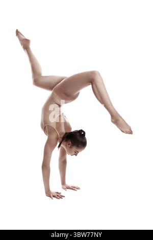 Flexible girl Turnerin mit Zopf, in beige Body ist die Durchführung einer Übung auf Ihre Hände beim Posieren auf weißem Hintergrund. Anhand von quantitativen Simulatio Stockfoto