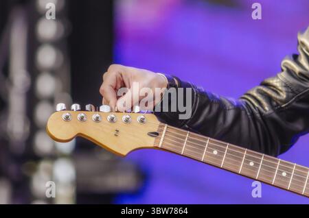 Männlicher Handmusiker spielt Gitarre aus nächster Nähe Stockfoto