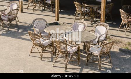 Holzstühle und runde Tische in einem leeren Hotelcafé in Ägypten Dahab South Sinai Stockfoto