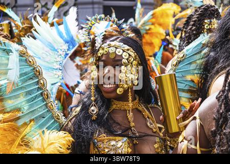 Eine fröhliche Paradeszene beim Notting Hill Carnival mit Tänzern in raffinierten Kostümen und lebendiger Energie. London, UK, 28. August 2023 Stockfoto
