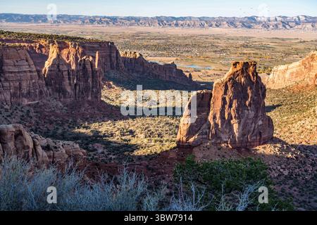 21. Oktober 2020, Grand Junction, Colorado, Vereinigte Staaten: Die Pipe Orgel, links und das Independence Monument rechts, im Monument Canyon im Colorado National Monument, Colorado, USA. (Kreditbild: © Jon G. Fuller/VW Pics via ZUMA Wire) Stockfoto