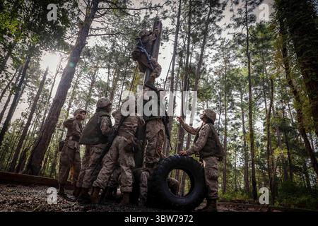 6. November 2020 - Parris Island, South Carolina, USA - Rekruten mit Papa Company, 4. Rekruten-Ausbildungsbataillon, versuchen Mitchells Vorabveranstaltung während des Crucible an Bord des Marine Corps Recruit Depot Parris Island, S.C., 6. November 2020. Der Schmelztiegel ist der letzte Test für alles, was Rekruten während des Rekruten-Trainingsprozesses lernen, und das letzte, was zwischen ihnen und dem Erwerb des Titels U.S. Marine liegt. (Kreditbild: © U.S. Marines/ZUMA Wire/ZUMAPRESS.com) Stockfoto