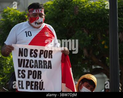 12. November 2020, Lima, Lima, Peru: Ein Mann mit einem Poster „es ist nicht für Vizcarra, es ist für Peru“, als am vierten Tag in Folge Tausende Demonstranten auf die Straßen von Lima, der peruanischen Hauptstadt, gingen, um gegen die Amtsenthebung von Präsident MartÃ­n Vizcarra zu protestieren. (Bild: © Carlos Garcia Granthon/ZUMA Wire) Stockfoto