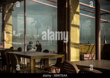 13. November 2020, Barcelona, Katalonien, Spanien: Ein paar Picknicks am Strand Barcelonas vor einem heruntergekommenen Restaurant aufgrund der kontinuierlichen Ausbreitung des Coronavirus (Credit Image: © Matthias Oesterle/ZUMA Wire) Stockfoto