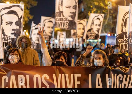 11. November 2020, Madrid, Spanien: Demonstranten mit Masken machen Gesten, während sie während der Demonstration ein Banner halten. Antifaschisten erinnern sich an Carlos Palomino, einen 16-jährigen Jungen, der vor 12 Jahren von einem rechtsextremen Militär getötet wurde, als er zu einer Demonstration ging. (Credit Image: © Diego Radames/SOPA Images via ZUMA Wire) Stockfoto