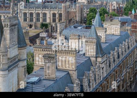 Frühabendliche Stadtlandschaft über den Dächern von Cambridge England UK. Aufgenommen vom Turm der Großen Marienkirche oder einfach GSM. Stockfoto