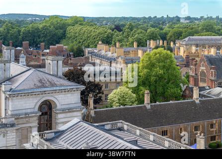 Frühabendliche Stadtlandschaft über den Dächern von Cambridge England UK. Aufgenommen vom Turm der Großen Marienkirche oder einfach GSM. Stockfoto