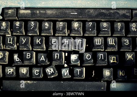 Tastatur mit russischen Buchstaben einer alten Schreibmaschine Nahaufnahme. Draufsicht Stockfoto