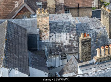 Frühabendliche Stadtlandschaft über den Dächern von Cambridge England UK. Aufgenommen vom Turm der Großen Marienkirche oder einfach GSM. Stockfoto