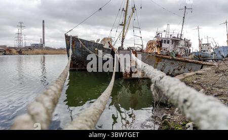 Ein altes Schiff ohne Menschen lief während des Krieges mit Russland in der Ukraine auf Grund Stockfoto
