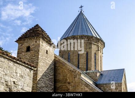 Alte antike christliche Kirche mit Kuppel und Kreuz in Tiflis Georgien auf einem Hintergrund von blauem Himmel und Wolken Stockfoto