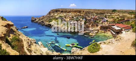 Popeye Village, Malta - 19. Juli 2019. Luftpanorama von Popeye Village am sonnigen Tag, Malta, Malaga, Spanien Stockfoto