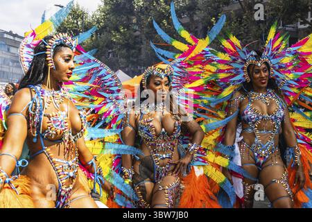 Lebendige Taenzer in farbenfrohen Kostuemen beim Notting Hill Karneval. London, Grossbritannien, 28. August 2023 Stockfoto