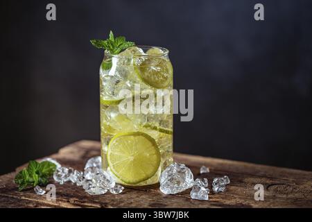 Sommer trinken grünen Eistee mit Zitronenscheiben und Minze Auf dunklem Hintergrund Stockfoto