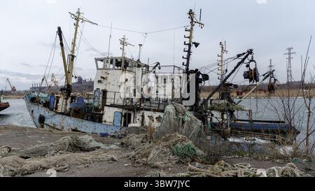 Ein altes Schiff ohne Menschen lief während des Krieges mit Russland in der Ukraine auf Grund Stockfoto