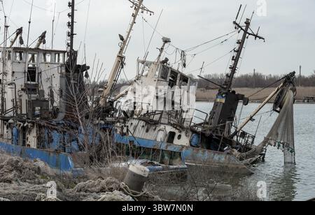 Ein altes Schiff ohne Menschen lief während des Krieges mit Russland in der Ukraine auf Grund Stockfoto
