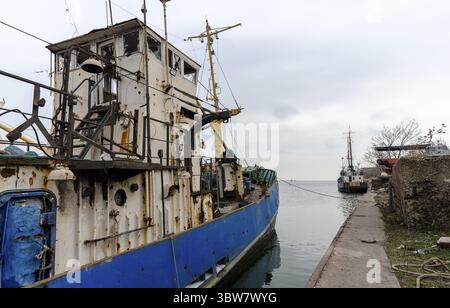 Ein altes Schiff ohne Menschen lief während des Krieges mit Russland in der Ukraine auf Grund Stockfoto