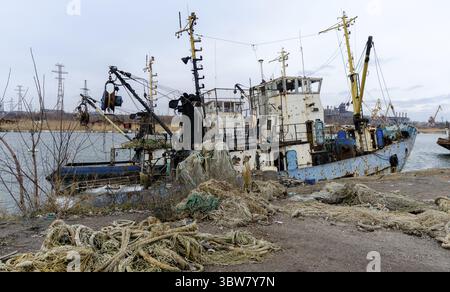 Ein altes Schiff ohne Menschen lief während des Krieges mit Russland in der Ukraine auf Grund Stockfoto