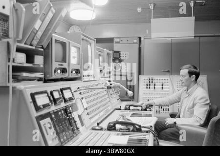Aktuell 32-1-1970: Das gesamte Bilderbuch Norwegens. Es ist nun zehn Jahre her, seit NRK Television mit der Ausstrahlung von Marienlyst begann. Während dieses Jahrzehnts hat das Fernsehen 95 Prozent Norwegens erobert. Das Medium hat in vielerlei Hinsicht eingegriffen, um unser Leben zu verändern. Ådne Søyland im Eurovision-Kontrollraum. Von hier aus werden Konferenzen abgehalten und Vereinbarungen über die Fernsehübertragung von Ereignissen im Ausland getroffen. Foto: Aage Storløkken. / Aktuell / NTB ***Foto wird nicht verarbeitet*** *Text wird automatisch übersetzt* Stockfoto