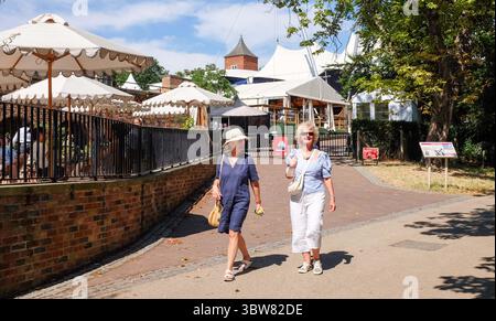 Touristen in Holland Park London , England , Großbritannien Juli 2025 Stockfoto