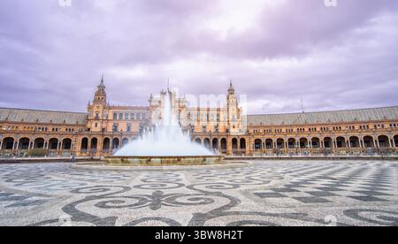 Atemberaubender Blick auf den zentralen Brunnen an der Plaza de Espana in Sevilla, Spanien, mit seinem prächtigen Renaissance- und maurischen Revival-Design. Stockfoto