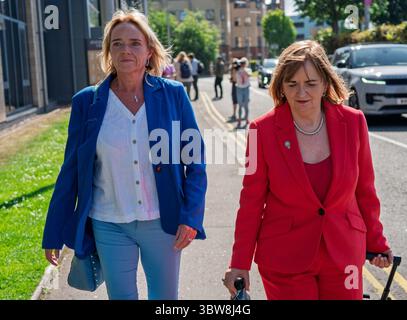 Dundee, Schottland, Großbritannien. Juli 2025. PIC; Sandie Peggie (L) und Margaret Gribbon verlassen das Arbeitsgericht. Das Arbeitsgericht zwischen Krankenschwester Sandie Peggie und NHS Fife wird in Dundee wieder aufgenommen. Iain Masterton Stockfoto