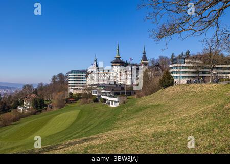 Zürich, Schweiz - 19. März 2025: Blick auf das luxuriöse Grand Hotel Dolder, dessen Architektur den traditionellen Hauptteil mit dem ausgedehnten M Stockfoto