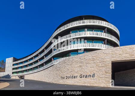 Zürich, Schweiz - 19. März 2025: Blick auf das luxuriöse Grand Hotel Dolder, dessen Architektur den traditionellen Hauptteil mit dem ausgedehnten M Stockfoto
