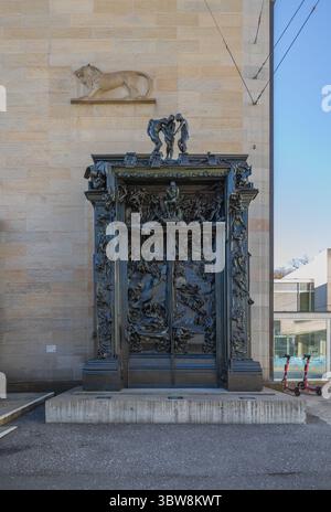 Zürich, Schweiz - 19. März 2025: Das bronzene Sculpure 'Tor zur Hölle' von Auguste Rodin vor dem Kunsthaus Zürich. Stockfoto