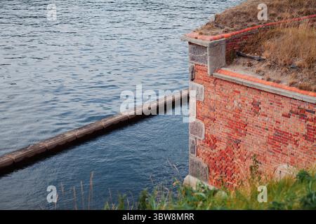 Blick vom Fenster der alten Wisloujscie Festung mit Blick auf das blaue Wasser der Danziger Bucht Stockfoto