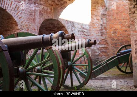 Danzig, Polen - 06-07-2025 - Antike Kanonen aus vergangenen Jahrhunderten stehen in der Ausstellung in der Festung Wisloujscie Stockfoto