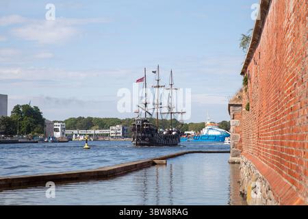 Danzig, Polen - 06-07-2025 - historischer Blick von einem Festungsfenster: Ein einsames Segelboot verschwindet über dem blauen Horizont Stockfoto