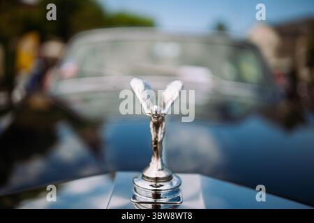 13-07-2025 Zürich, Schweiz. Rolls Royce Spirit of Ecstasy Kapuzenemblem, auch bekannt als die fliegende Dame. Nahaufnahme, Detailaufnahme, keine Leute Stockfoto