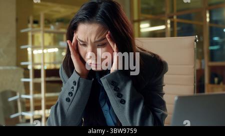 Asiatischer Architekt Ingenieur Designer Geschäftsfrau Schreiben am Schreibtisch Windmühle Strom Projekt Laptop Arbeit müde Geschäftsfrau Koreanisch Stockfoto