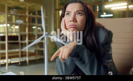 Traurige müde Geschäftsfrau Asiatisches Mädchen Geschäftsfrau erschöpft langweilige Arbeit Windenergieproduktion Engineering Projekt im Büro Chinesisch Koreanisch Stockfoto