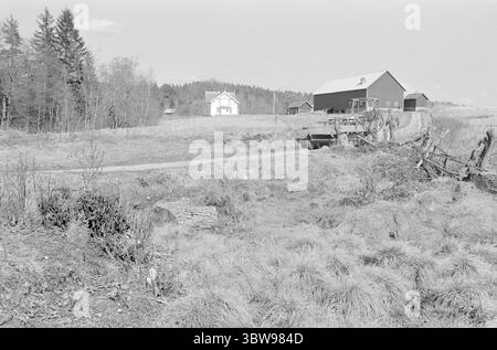 Tatsächlich 21. - 2. - 1971: Norwegen zieht in kleine Betriebsschließungen sind in Norwegen kein unbekanntes Phänomen - aber in Schweden ist der Erwerb kleiner Betriebe für "Sommerhäuschen" zu einer echten Geißel geworden. Zwei norwegische Bauern, Leif Nordgaard und Øyvind Knoph, sehen es anders: Sie pachten schwedisches Land. Foto: Sverre A. Børretzen / aktuell / NTB ***FOTO NICHT BEARBEITET*** Stockfoto